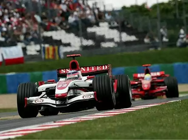 Titel-Bild zur News: Takuma Sato vor Felipe Massa