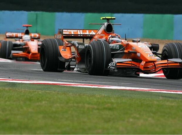 Christijan Albers vor Adrian Sutil Christijan Albers vor Adrian Sutil