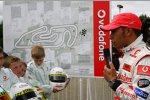 Lewis Hamilton (McLaren-Mercedes) beäugt den Kartnachwuchs
