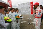 Lewis Hamilton (McLaren-Mercedes) beäugt den Kartnachwuchs