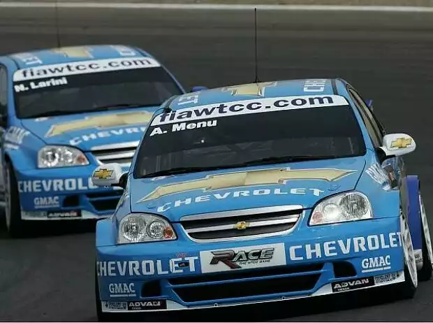 Alain Menu vor Nicola Larini Titel-Bild zur News: Alain Menu vor Nicola Larini