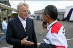 Max Mosley (FIA-Präsident) und Hiroshi Yasukawa (Motorsportdirektor Bridgestone) 