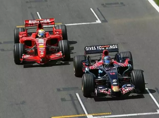 Felipe Massa hinter Vitantonio Liuzzi Titel-Bild zur News: Felipe Massa hinter Vitantonio Liuzzi