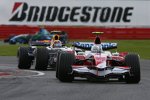 Jarno Trulli (Toyota) vor Mark Webber (Red Bull) 