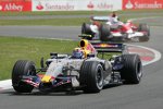 Mark Webber (Red Bull) vor Jarno Trulli (Toyota) 