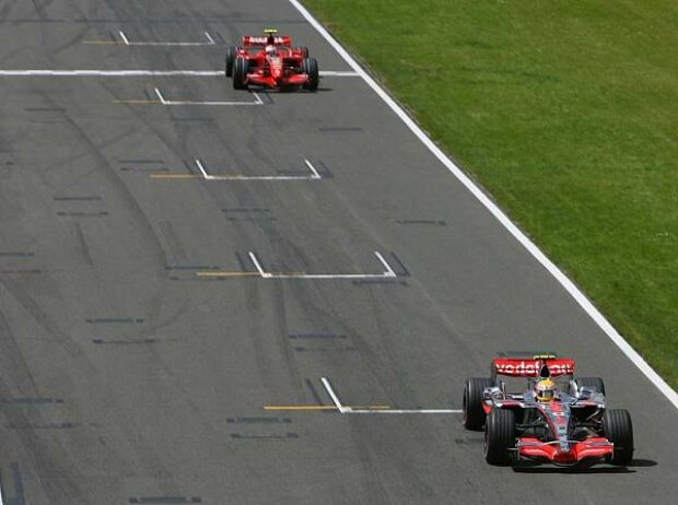 Lewis Hamilton vor Kimi Räikkönen Lewis Hamilton vor Kimi Räikkönen