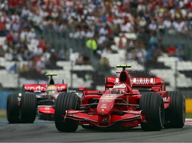 Kimi Räikkönen vor Lewis Hamilton Kimi Räikkönen vor Lewis Hamilton