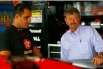 Juan Pablo Montoya (Ganassi) im Gespräch mit Teammanager Tony Glover