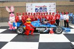 Scott Dixon samt Team und der Gibson Les Paul als Siegertrophäe