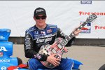 Scott Dixon und die Gibson Les Paul als Siegertrophäe