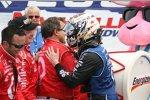 Scott Dixon nimmt die Glückwünsche des Teams entgegen