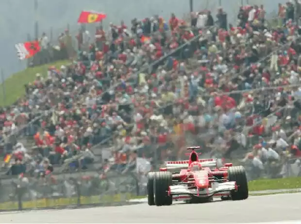 Titel-Bild zur News: Michael Schumacher vor vollen Tribünen auf dem Nürburgring
