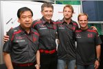 Shuhei Nakamoto (Technischer Direktor), Nick Fry (Teamchef), Jenson Button und Rubens Barrichello (Honda F1 Team)