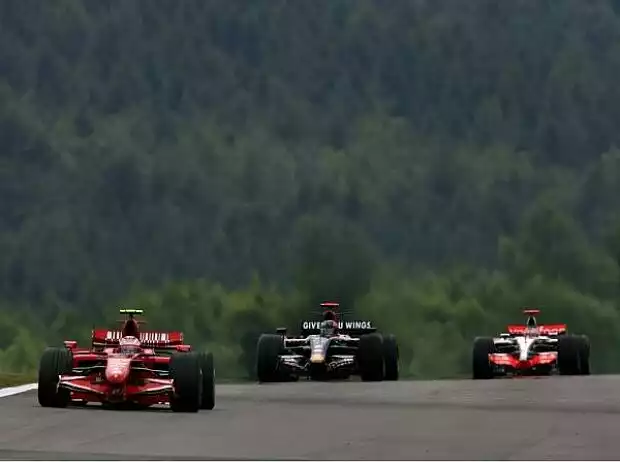 Kimi Räikkönen vor Vitantonio Liuzzi und Fernando Alonso Titel-Bild zur News: Kimi Räikkönen vor Vitantonio Liuzzi und Fernando Alonso