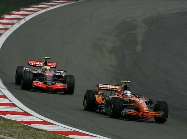 Titel-Bild zur News: Markus Winkelhock vor Lewis Hamilton