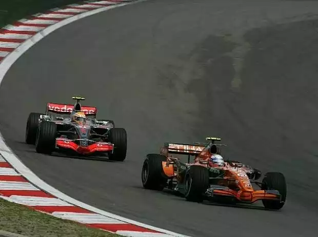 Markus Winkelhock vor Lewis Hamilton Titel-Bild zur News: Markus Winkelhock vor Lewis Hamilton