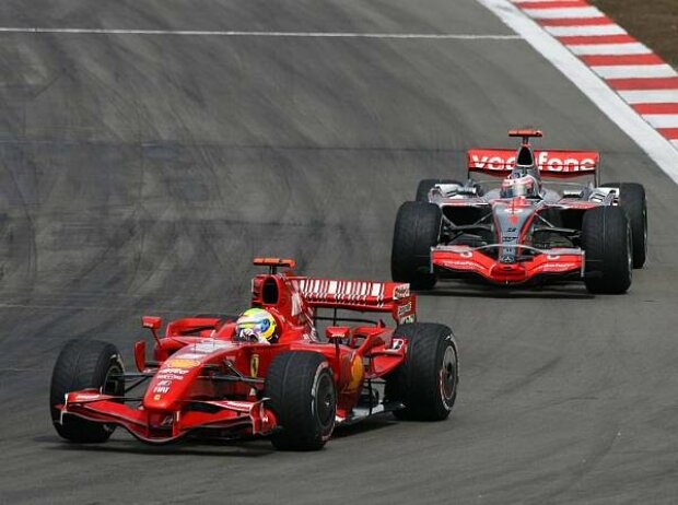 Titel-Bild zur News: Felipe Massa vor Fernando Alonso