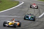 Giancarlo Fisichella (Renault) vor Rubens Barrichello (Honda F1 Team) 