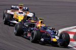 Mark Webber (Red Bull) vor Heikki Kovalainen (Renault) 