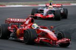 Felipe Massa (Ferrari) vor Lewis Hamilton (McLaren-Mercedes) 