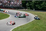  Tony Kanaan stupst Danica Patrick an und dreht sich in  Marco Andretti (alle  Andretti Green)