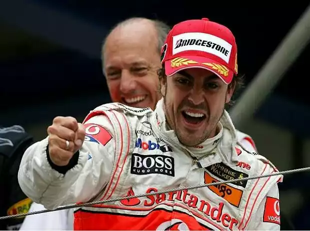 Fernando Alonso und Ron Dennis Titel-Bild zur News: Fernando Alonso und Ron Dennis