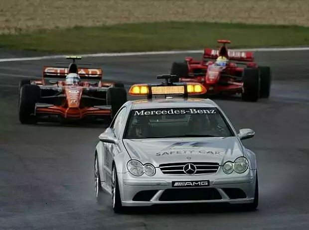 Das Safety Car vor Markus Winkelhock Titel-Bild zur News: Das Safety Car vor Markus Winkelhock