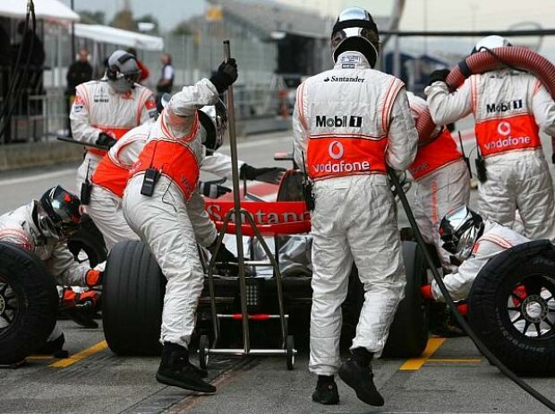 Titel-Bild zur News: Boxenstopp-Training bei McLaren-Mercedes