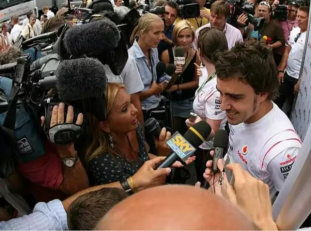 Fernando Alonso beim Interview Titel-Bild zur News: Fernando Alonso beim Interview