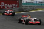 Lewis Hamilton vor Fernando Alonso (McLaren-Mercedes) 