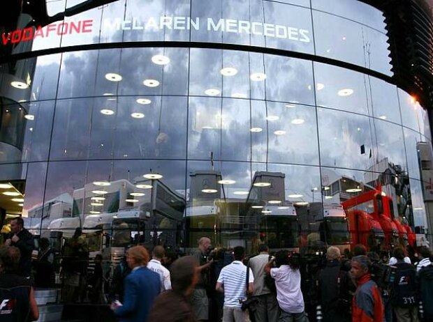 Titel-Bild zur News: McLaren-Mercedes-Motorhome