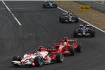Takuma Sato (Super Aguri) vor Felipe Massa (Ferrari) 