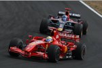 Felipe Massa (Ferrari) vor Vitantonio Liuzzi (Toro Rosso) 