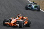 Adrian Sutil (Spyker) vor Rubens Barrichello (Honda F1 Team) 