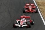 Takuma Sato (Super Aguri) vor Felipe Massa (Ferrari) 