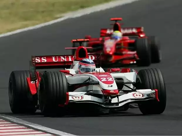 Titel-Bild zur News: Takuma Sato vor Felipe Massa