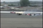 Das Auto rutscht auf der Airbox über den Asphalt