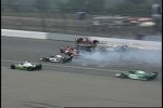 Franchitti schlittert kopfüber über die Piste in Richtung A.J. Foyt IV
