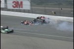 Franchitti rutscht auf das Auto von A.J. Foyt IV