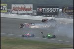 Franchitti rutscht auf das Auto von Wheldon