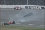 Unten Dixon, oben Wheldon, in der Mitte kopfüber das Franchitti-Wrack