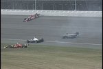 Unten Dixon, oben Wheldon, in der Mitte kopfüber das Franchitti-Wrack, Nachzügler Buddy Rice schlängelt sich hindurch