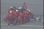 Bergungsarbeiten unter Mithilfe von Sam Hornish Jr. (zweiter von rechts)
