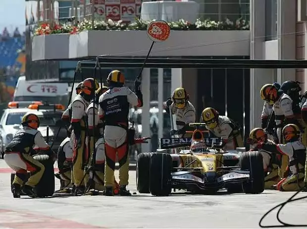 Heikki Kovalainen beim Boxenstopp Titel-Bild zur News: Heikki Kovalainen beim Boxenstopp