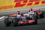 Fernando Alonso (McLaren-Mercedes) vor Takuma Sato (Super Aguri) 