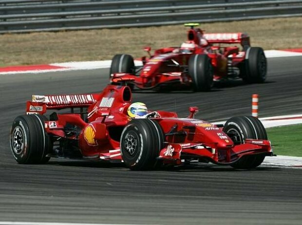 Felipe Massa vor Kimi Räikkönen