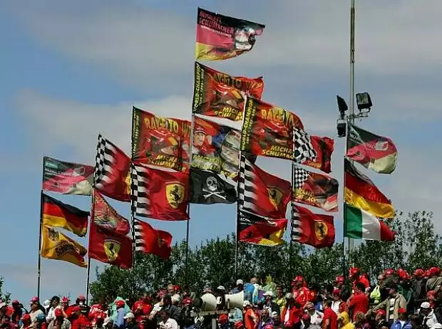 Titel-Bild zur News: Michael-Schumacher-Fans