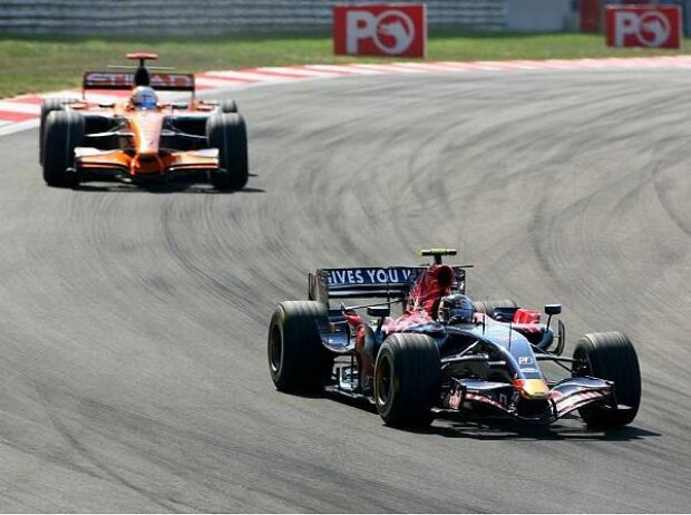 Sebastian Vettel vor Adrian Sutil Sebastian Vettel vor Adrian Sutil