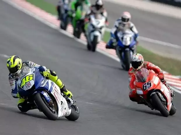 Valentino Rossi vor Loris Capirossi Titel-Bild zur News: Valentino Rossi vor Loris Capirossi