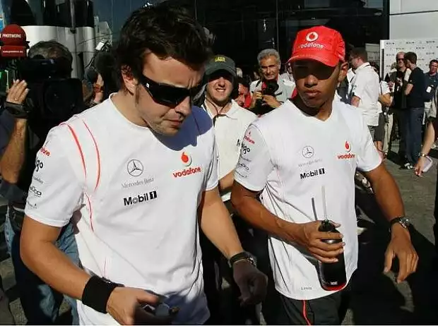 Fernando Alonso und Lewis Hamilton Titel-Bild zur News: Fernando Alonso und Lewis Hamilton